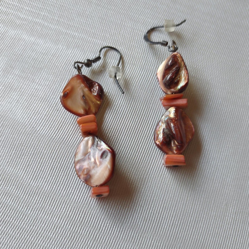 Mother of Pearl Shell Chip Iridescent Golden Copper Jewelry Set - Picture 6 of 10